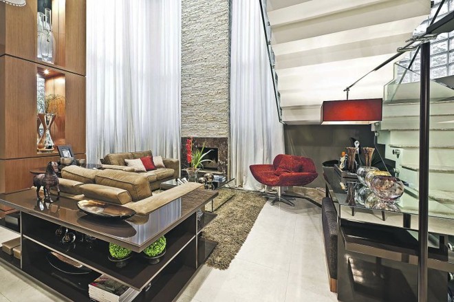 O uso de materiais naturais, como pedras e madeira, e a valorização das linhas são influências da obra de Kogan no projeto de Fernanda Gil Heller |