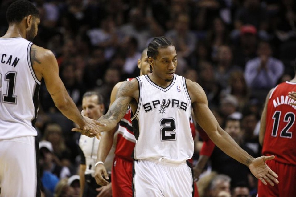 Mesmo com Parker machucado, Spurs bate Blazers e vai à final do Oeste Um dos destaques da partida, Kawhi Leonard é cumprimentado por Tim Duncan | Soobum Im / USA Today Sports