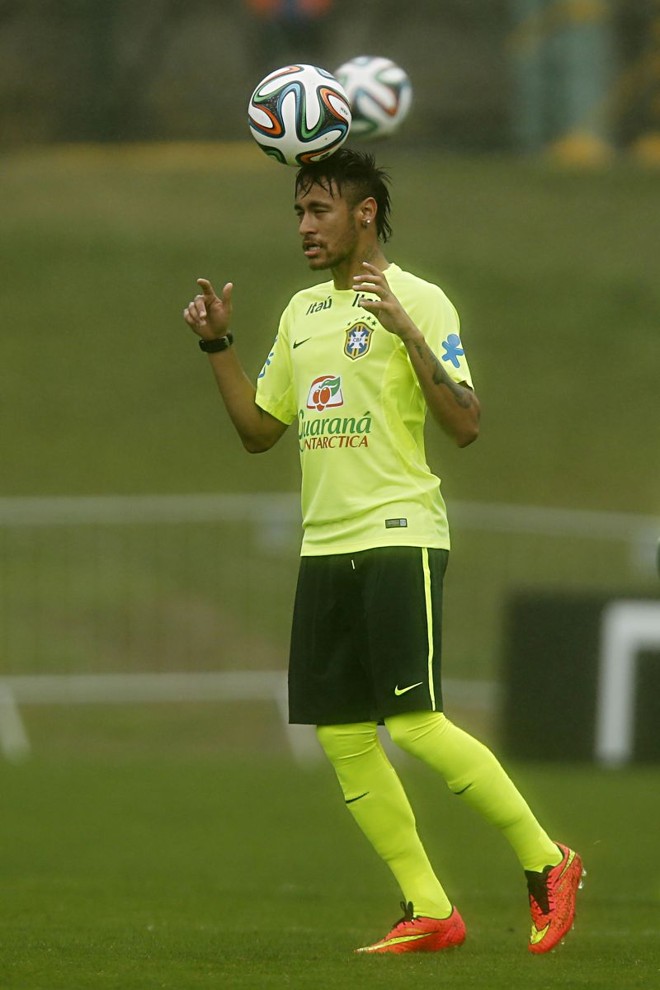Neymar brinca de equilibrista durante treino | 
