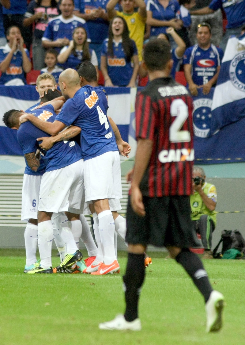 O lateral atleticano Sueliton vê de longe a comemoração do Cruzeiro: primeiro revés do Furacão no Nacional | Joel Rodrigues / Folhapress