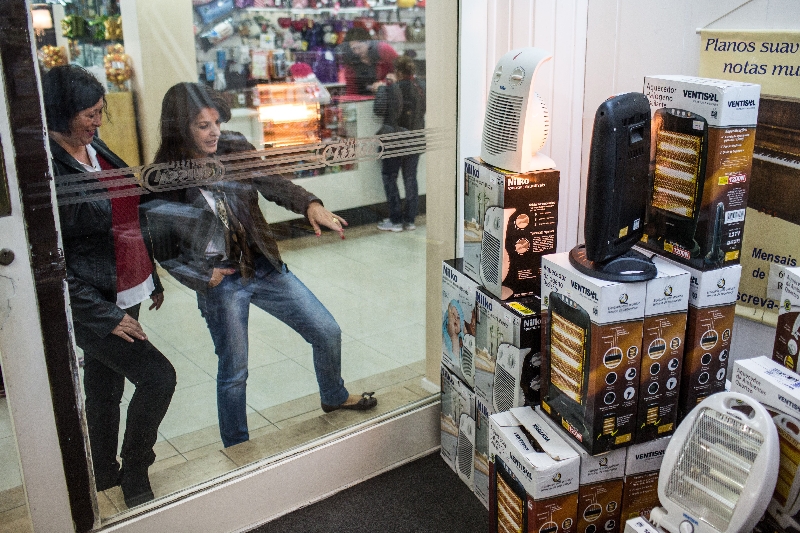 Consumidor só olhou a vitrine em março: inflação, juro alto e crédito restrito afastam clientes | Brunno Covello/ Gazeta do Povo