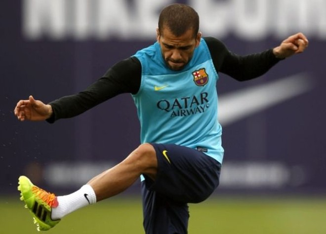 Daniel Alves em treino no Barcelona | EFE