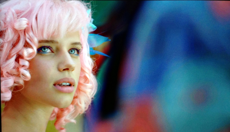 O enredo tem como personagem central a professora Juliana (Bruna Linzmeyer), que chega à fictícia Vila de Santa Fé para alfabetizar crianças (e também adultos) | Divulgação