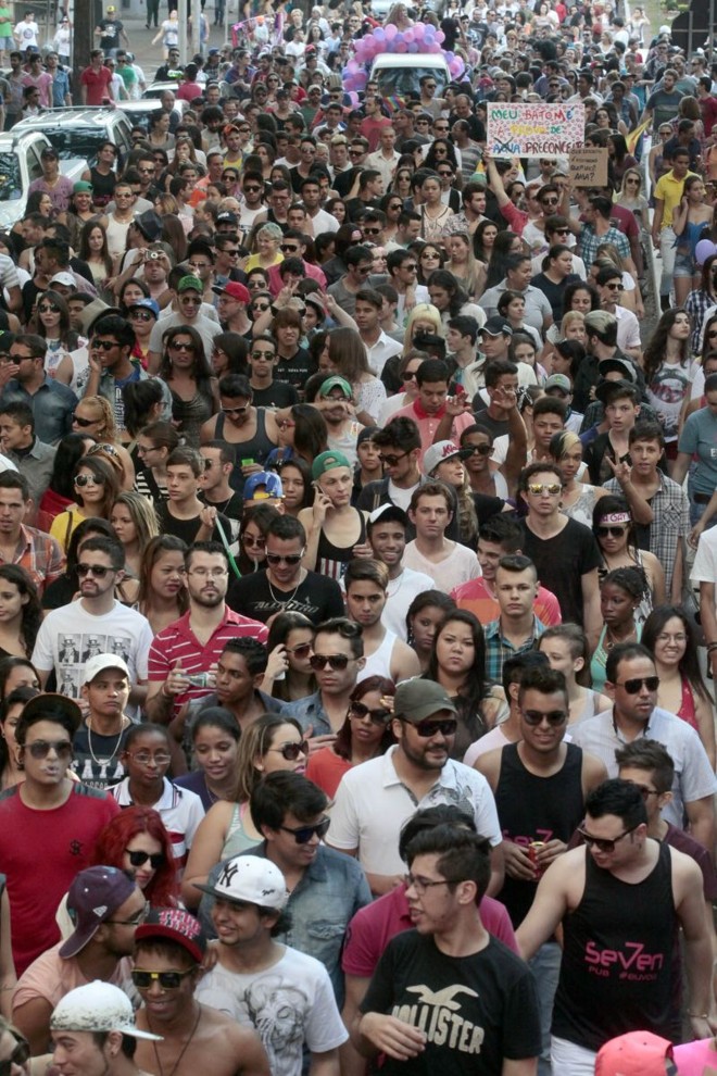 Os manifestantes percorreram várias avenidas e encerram o encontro em frente ao terminal urbano |
