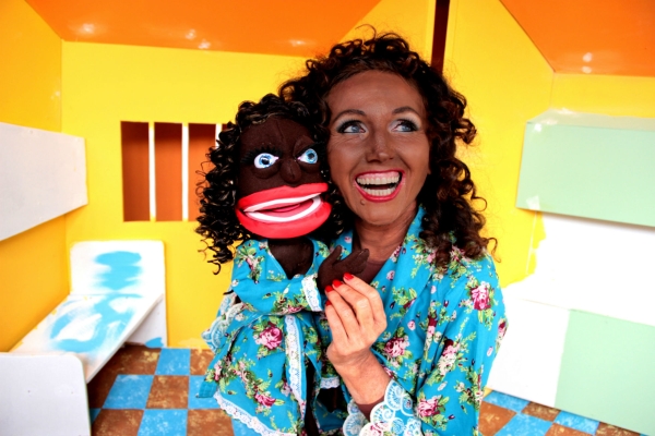 Kátia Horn, performer, artesã e artista plástica, recebe hoje o músico e diretor da Orquestra à Base de Sopro, Sérgio Albach, que fará uma participação especial no monólogo Kitinêga, escrito por Hélio Leites em homenagem à falecida atriz Odelair Rodrigues. As apresentações, às 20h, terminam domingo no Espaço Excêntrico Mauro Zanatta (Rua Lamenha Lins, 1.429, Rebouças) | Lauro Borges