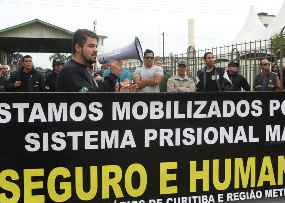 Seju transfere 52 presos para Piraquara Agentes chegaram a fechar os portões da penitenciária ontem | Aniele Nascimento/ Gazeta do Povo