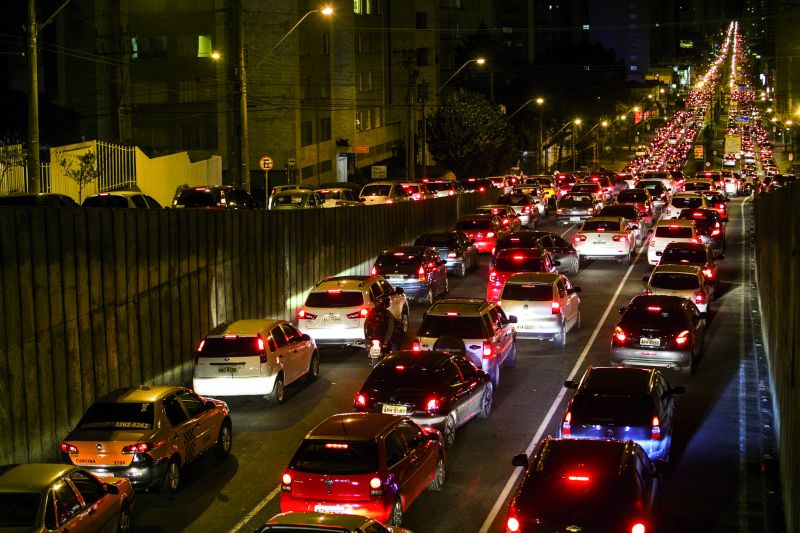 Quantidade de carros enfileirados nas principais vias de circulação de Curitiba deixaria 350 mil veículos sem lugar | Marcelo Andrade/Gazeta do Povo