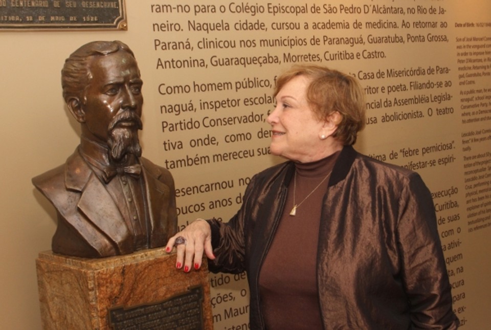 Nicette Bruno diante do busto do médico Leocádio José Correia na sede do Museu Nacional do Espiritismo em Curitiba | Mauro Campos