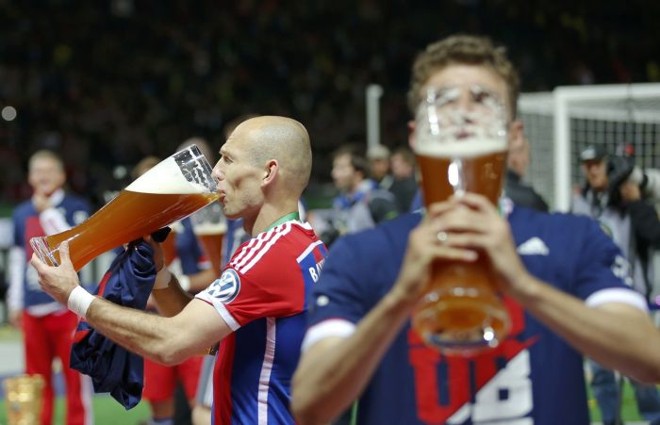 Robben (esq.) comemora a Copa da Alemanha seguindo a tradição cervejeira do país. Holandês é um dos craques que figuram na lista de convocados para a Copa | Reuters
