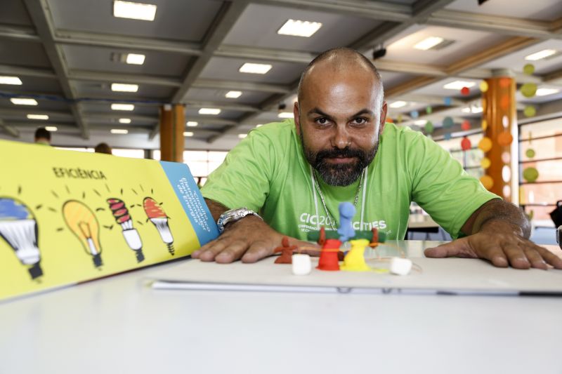 Daniel Rocha Carvalho apresenta o projeto de Circuito Eletromecânico de Transformador de Energia no Festival de Ideias da CICI 2014 | Henry Milleo/Agência de Notícias Gazeta do Povo