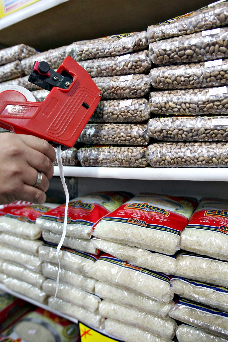 Com 7,38%, o grupo alimentos e bebidas teve alta acumulada entre maio de 2013 e abril deste ano acima da média do IPCA | Albari Rosa/ Gazeta do Povo