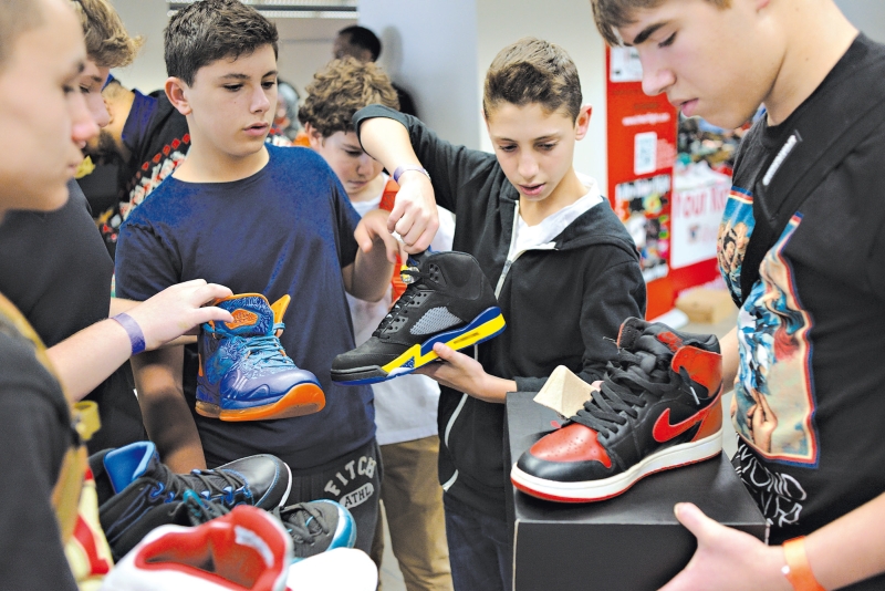 Um modelo Air Jordan lançado apenas em Xangai é alvo de negociações numa feira de tênis em Nova York, em março | Casey Kelbaugh /The New York Times