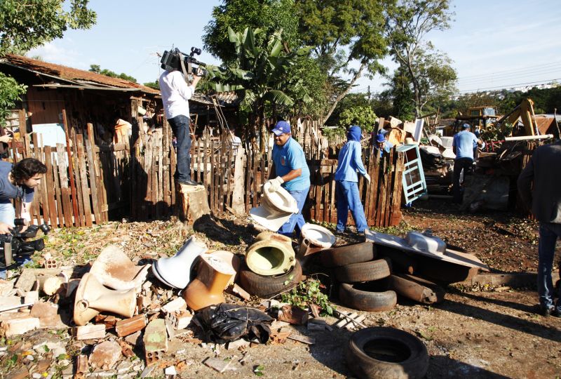 Limpeza de terrenos vazios faz parte da campanha Vida sem Dengue | Prefeitura de Maringá/Divulgação