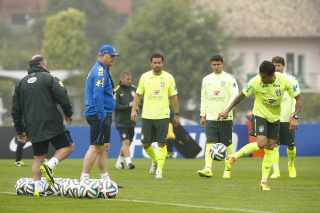 Felipão aguarda posicionamento dos jogadores no início do treino | 