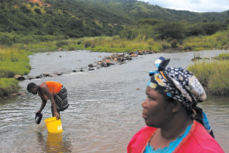 Para pesquisadores, incidência de HIV em mulheres é maior na África por causa de um verme presente em rios | João Silva/The New York Times
