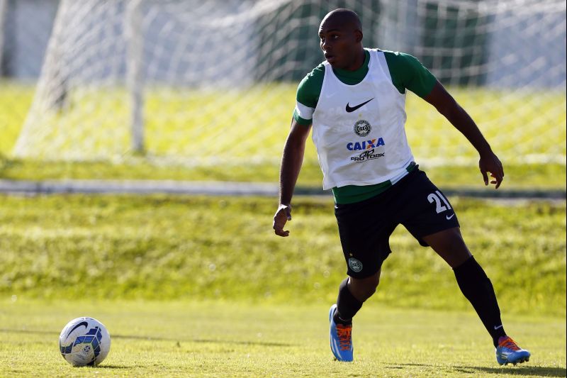 Luccas Claro compõe o sistema defensivo do Coxa que está em boa fase | Felipe Rosa/ Tribuna