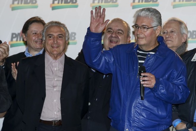 Ao lado de Temer, Senador Roberto Requião discursa durante almoço organizado pelo PMDB do PR nesta quinta (29) | 