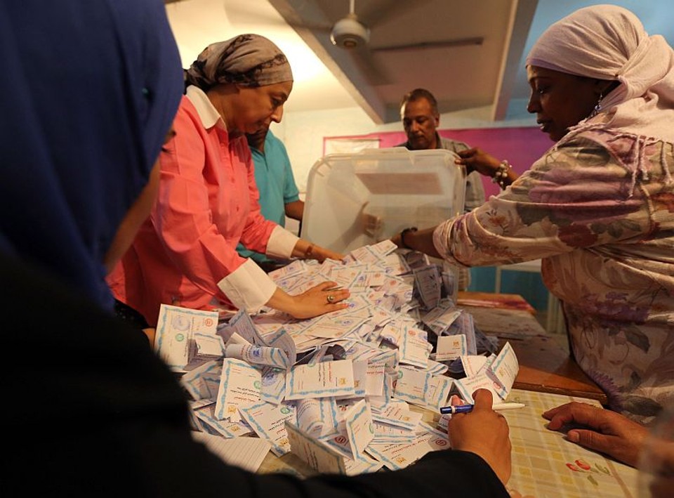 Fiscais eleitorais contam cédulas durante o terceiro dia de votação na eleição presidencial do Egito, em um posto de votação no Cairo | REUTERS / Mohamed Abd El Ghany