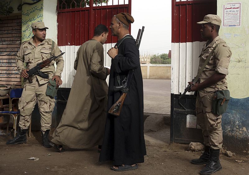 Policiais protegem local de votação em Talya, a cidade natal do candidato presidencial Abdel Fattah al-Sisi | REUTERS / Asmaa Waguih