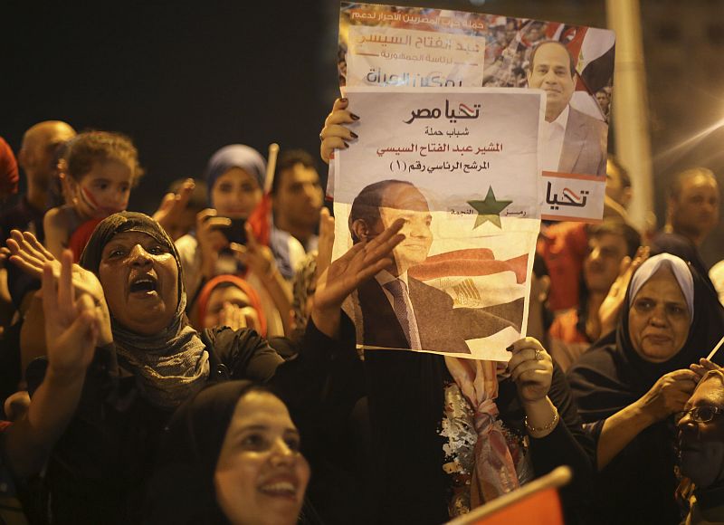 Partidários de Abdel Fattah al-Sisi comemoram a vitória do candidato na Praça Tahrir, no Cairo | REUTERS / Mohamed Abd El Ghany