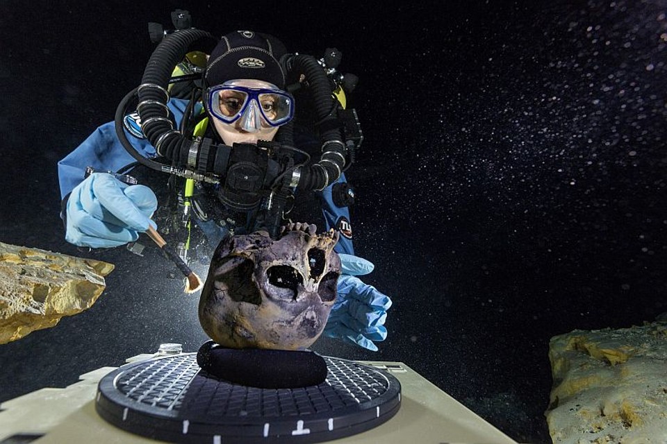 Esqueleto humano mais antigo da América é descoberto no México Pesquisadora trabalha no fundo do Hoyo Negro, uma grande caverna submarina na península mexicana de Yucatán, local onde foram encontrados um esqueleto humano bem preservado | REUTERS / Paul Nicklen / National Geographic