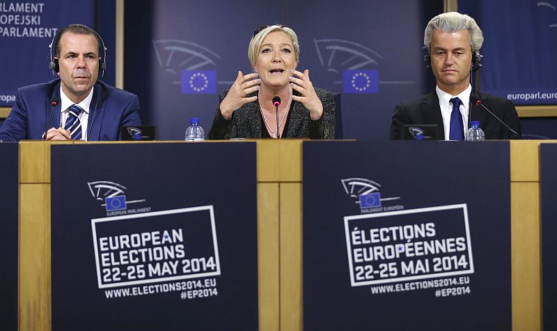 Marine Le Pen, da Frente Nacional, anuncia aliança com o austríaco Partido da Liberdade (FPOe), de Harald Vilimsky (à esq.), e com o líder da extrema-direita holandesa Geert Wilders (à dir.) | REUTERS / Francois Lenoir