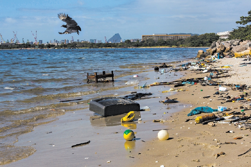 Boa parte dos dez por cento de lixo não coletados e os dos 40 por cento do esgoto não tratados terminam na Baía de Guanabara no Rio De Janeiro | ana carolina fernandes para The New York Times