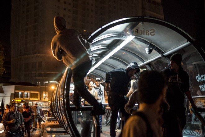 Manifestantes invadem estações-tubo no centro de Curitiba |
