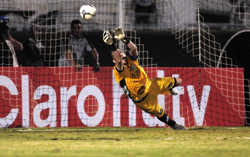 O goleiro Roberto salta para defender a cobrança de Marcos Serrato: Paraná perde pelo menos R$ 400 mil com a eliminação no torneio nacional | Rodrigo Villalba/Futura Press/ Folhapress