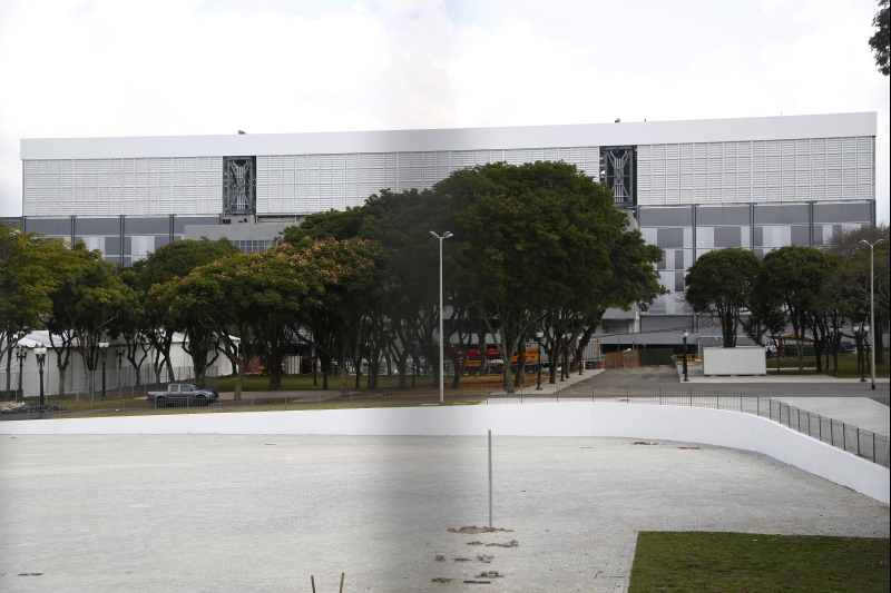A Praça Afonso Botelho, em frente à entrada principal da Arena, recebe os últimos retoques | Felipe Rosa/ Tribuna