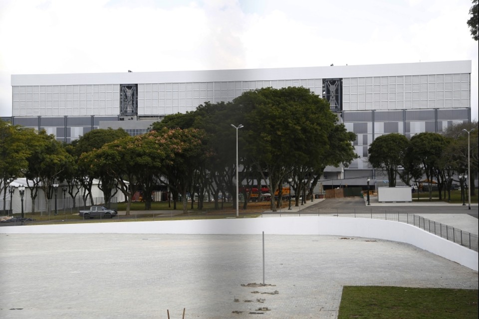 A Praça Afonso Botelho, em frente à entrada principal da Arena, recebe os últimos retoques | Felipe Rosa/ Tribuna