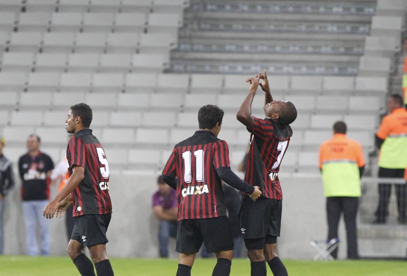 Marcelo comemora o primeiro gol da nova Arena | Daniel Castellano/ Gazeta do Povo