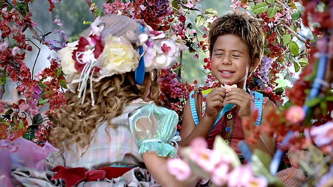 Pituca (Geytsa Garcia) e Serelepe (Tomás Sampaio) parecem viver em um mundo à parte, mas sofrem com as ações dos adultos |