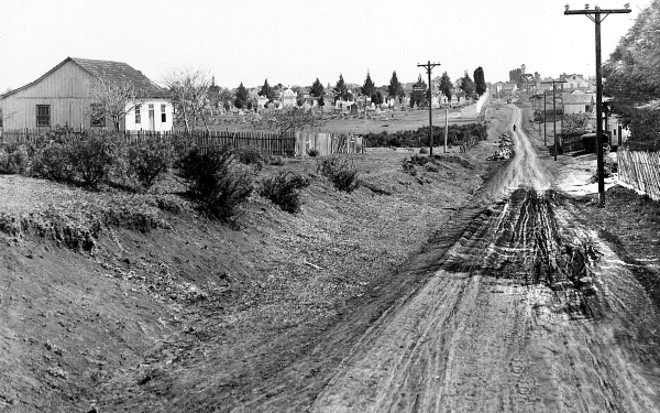 Avenida Água Verde e o cemitério ao fundo, em 1937 |