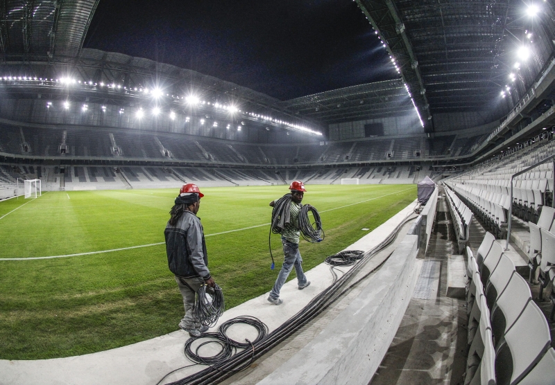 Para agilizar a reforma da Arena da Baixada, operários trabalhavam em serviços internos ontem à noite | Daniel Castellano/ Gazeta do Povo