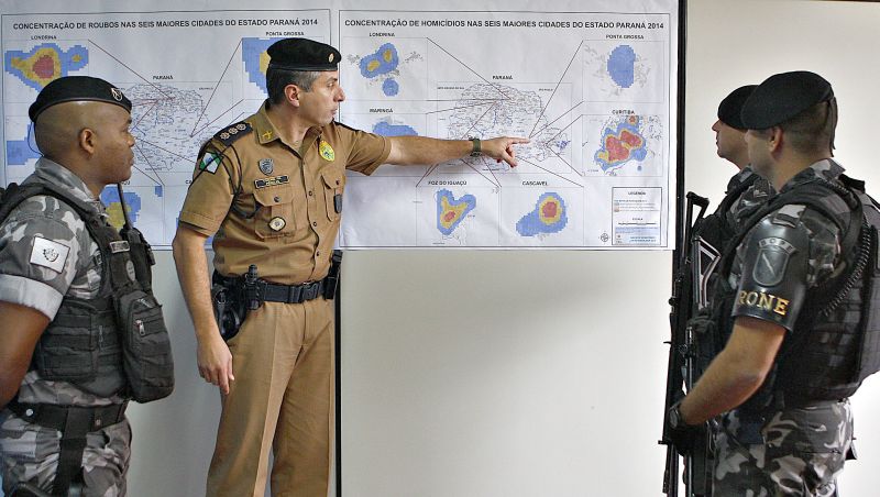 O coronel Péricles de Matos orienta o policiamento com base no mapa de assaltos | Jonathan Campos/Gazeta do Povo