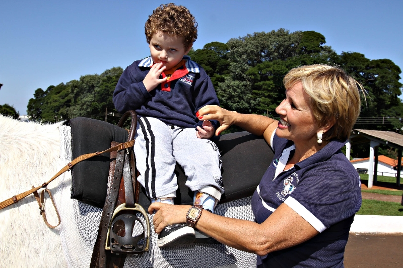 Há meses sob o tratamento conduzido pela instrutora Dora Alho, Nicolas, de 3 anos, já consegue sentar e controlar o tronco | Roberto Custodio/Gazeta do Povo
