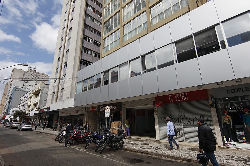 Um dos elevadores do Edifício Jayme Canet, no centro de Curitiba, despencou do 2.º andar e deixou 5 pessoas feridas | Daniel Castellano / Agência de Notícias Gazeta do Povo