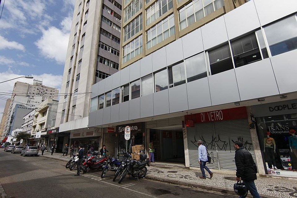 Crea-PR vai vistoriar elevador após queda em edifício de Curitiba Um dos elevadores do Edifício Jayme Canet, no centro de Curitiba, despencou do 2.º andar e deixou 5 pessoas feridas | Daniel Castellano / Agência de Notícias Gazeta do Povo