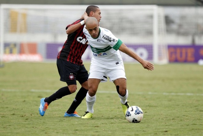 Julio César e Marcos Guilherme disputam bola no Atletiba | 