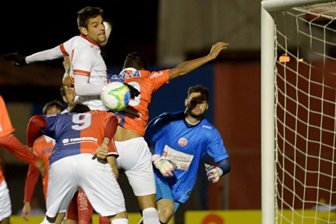 Giancarlo cabeceia para marcar o primeiro gol do Paraná | 
