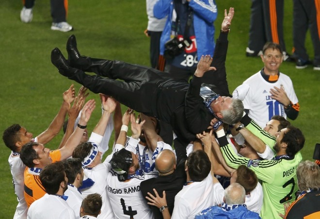 Técnico Carlo Ancelotti é arremessado pelos jogadores após o título | 