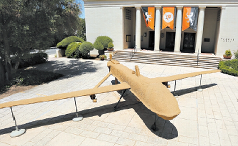 Artistas plásticos de Los Angeles esculpiram drone de barro para protestar contra mortes | J. Emilio Flores para The New York Times