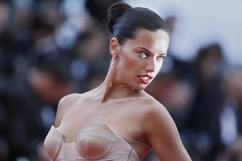 Modelo brasileira Adriana Lima em foto tirada no Festival de Cannes de 2014 | EFE/EPA/IAN LANGSDON