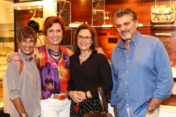 O designer Fabrizio Giannone esteve em Curitiba para o coquetel de lançamento da nova linha de sua marca de acessórios de luxo na loja da empresária Gisah Miró Ziliotto (à esq.), no ParkShoppingBarigüi. Com eles na foto, a presidente da Rede Feminina de Combate ao Câncer do Hospital Erasto Gaertner, Cleide Rando (de blusa colorida), e a advogada Cátia Regina Bortolotto. Parte da renda obtida no dia do evento foi doada ao hospital | Kelly Knevels