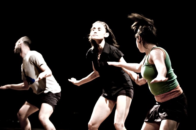 Swingnificado, apresentação construída a partir das inquietações do público em extrair sentidos da dança. No primeiro bloco, voluntários retiravam cartões com palavras de uma sacola e faziam mímica para que a plateia adivinhasse do que se tratava. A partir dos movimentos elaborados por eles nessa espécie de