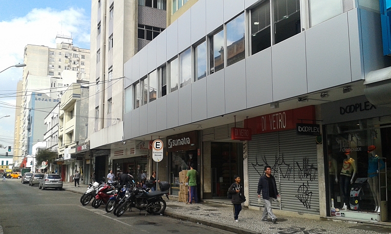 Condomínio no qual ocorreu o incidente fica na Rua Voluntários da Pátria, entre a Rua Emiliano Perneta e a Praça Osório | Daniel Castellano / Agência de Notícias Gazeta do Povo