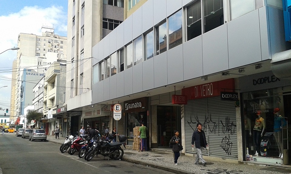 Elevador cai em prédio do Centro e deixa cinco feridos Condomínio no qual ocorreu o incidente fica na Rua Voluntários da Pátria, entre a Rua Emiliano Perneta e a Praça Osório | Daniel Castellano / Agência de Notícias Gazeta do Povo