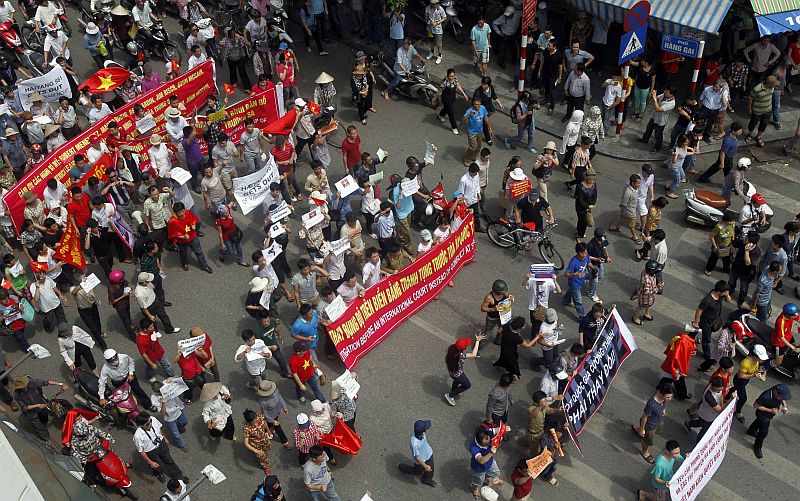 Manifestantes marcham em protesto contra a China pelas ruas de Hanói | REUTERS / Kham