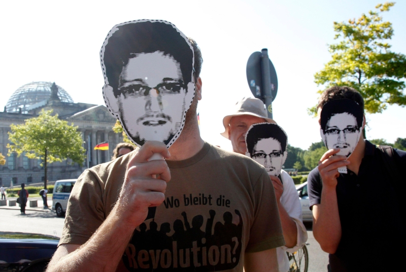 Manifestantes em Berlim usam máscara com o rosto de Snowden, que ficou famoso pelo mundo ao divulgar as ações da NSA | Tobias Schwarz/Reuters